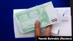 ARHIVA, ILUSTRACIJA - Novčanica od 100 evra (Foto: Reuters/Yannis Behrakis)