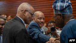 የሰላም ስምምነቱ ዋና አደራዳሪ የቀድሞ የናይጄሪያ ፕሬዝደንት ኦሉሴጉን ኦባሳንጆ ፣ የትግራይ የክልሉ ጊዜያዊ አስተዳደር ፕሬዝደንት አቶ ጌታቸው ረዳ እና ሌላኛውን የህወሓት ቡድን የሚመሩት ዶ.ር ደብረ ጽዮን ገብረ ሚካኤል እጆች ይዘው ሲያነጋግሯቸው።