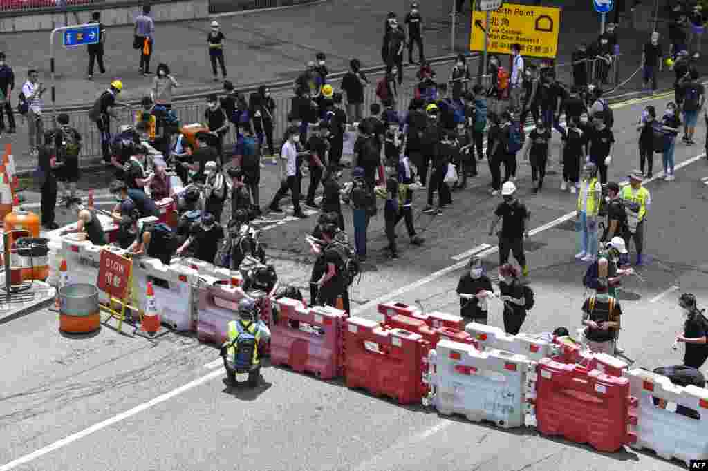 抗議者2019年6月21日佔據了香港政府總部外的一條主要道路。數百名黑衣示威人士封鎖了香港議會外的一條高速公路,要求當局撤回逃犯條例修訂等。