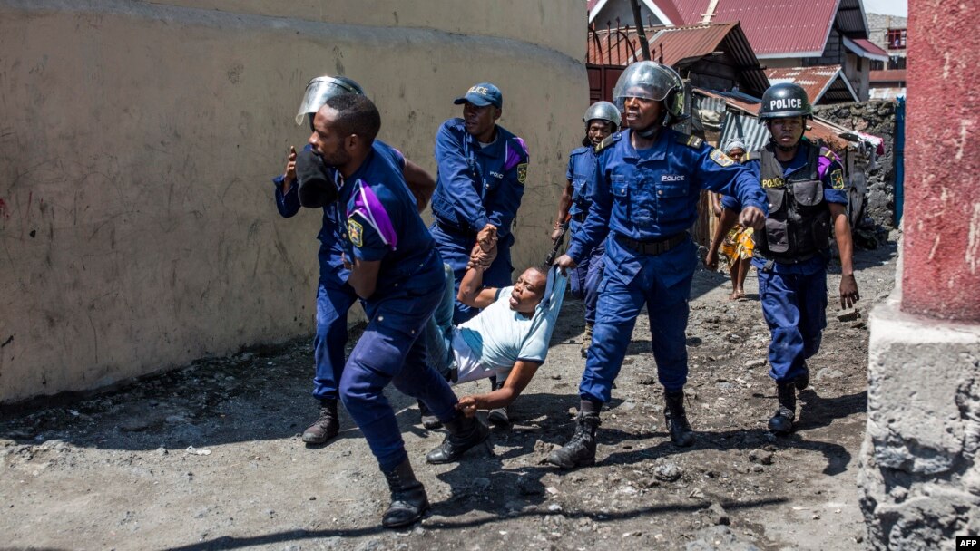 Ba policiers bakangi moto moko na Goma, RDC, 27 décembre 2018.