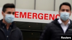 Arhiva - Ljudi ispred hitnog prijema u bilnici, tokom epidemije koronavirusa u Menhetnu, Njujork, 4. decembra 2020.