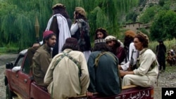 شماری از تندروان گروه تحریک طالبان پاکستان که هنگام گذشت زنی در منطقه وزیرستان جنوبی به سرمی برند (تصویر از آرشیف صدای امریکا)