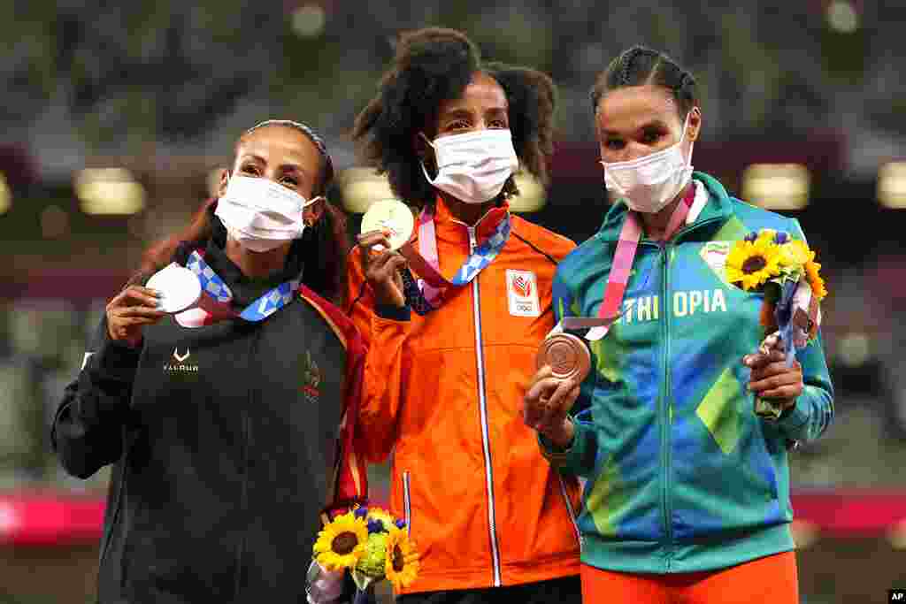 Medalha de ouro, Sifan Hassan, da Holanda ao centro, com a medalha de prata, Kalkidan Gezahegne, do Bahrain, à esquerda, e a medalha de bronze Letesenbet Gidey, da Etiópia, durante a cerimónia de medalhas dos 10 mil metros. 7 de Agosto, 2021. Tóquio. (AP Photo/Martin Meissner)