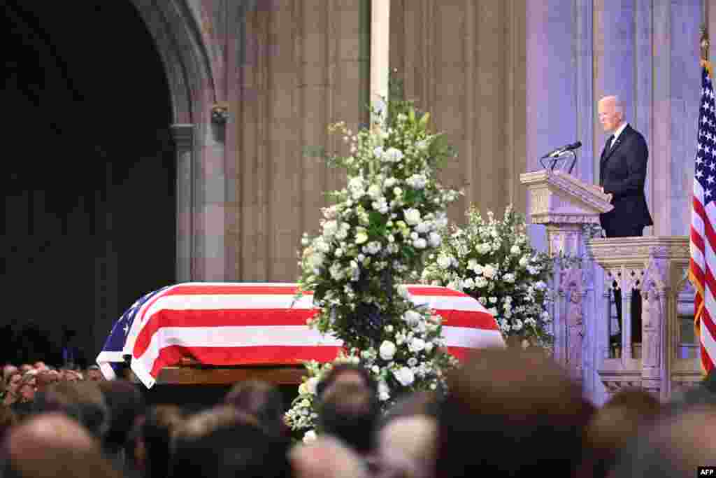 O presidente Joe Biden faz o elogio fúnebre no funeral de Estado do ex-Presidente Jimmy Carter, na Catedral Nacional de Washington, a 9 de janeiro de 2025.