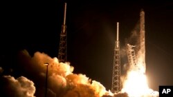 Poletanje rakete Falkon 9 kompanije "Spejs eks" sa lansirne rampe u Kejp Kanaveralu na Floridi