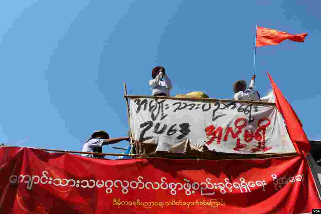 အမျိုးသားပညာရေးဥပဒေ ဆန့်ကျင်ကန့်ကွက် ခရီးရှည်ချီတက်ဆန္ဒပြ သပိတ်မှောက်ကျောင်းသားစစ်ကြောင်း သတင်းဓာတ်ပုံ-စည်သူ (VOA မြန်မာပိုင်း)