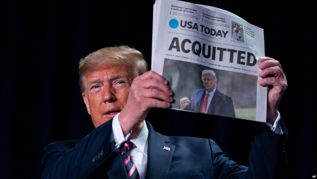 Donald Trump, mokonzi ya kala ya USA alakisi journal ekomi "Atikami" na Washington, 6 février 2020.