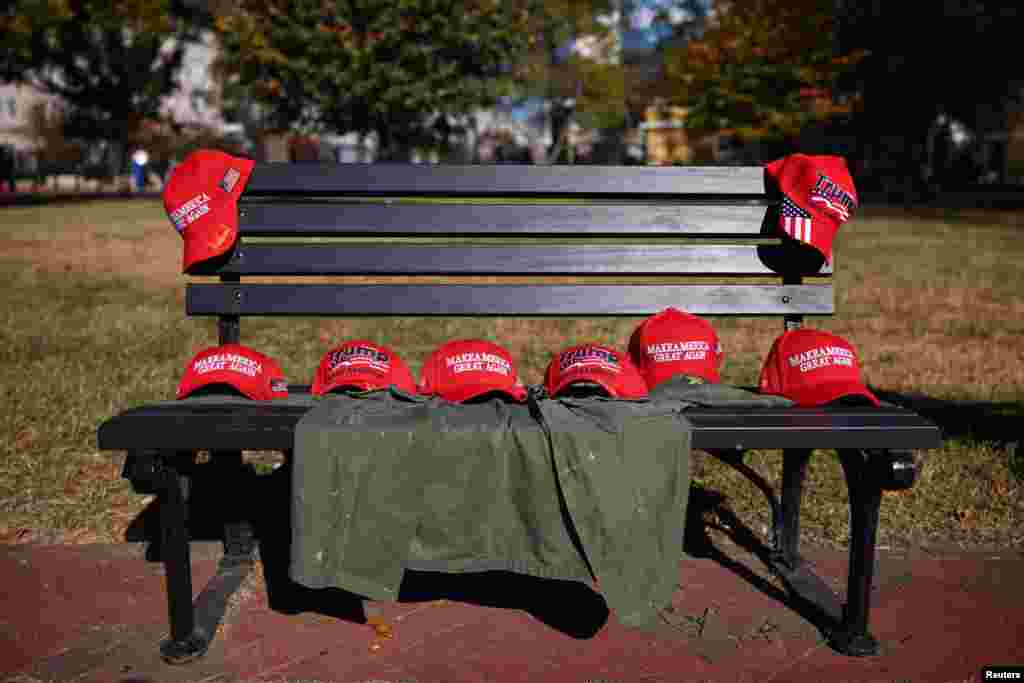 MAGA (Make America Great Again) kačketi poredani ispred Bijele kuće, 6. novembra 2024.
