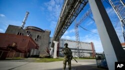 Ruski vojnik ispred nuklearke u Zaporožju