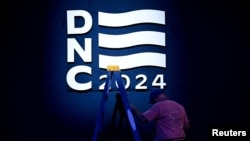 Znak Demokratske nacionalne konvencije u Junajted centru u Čikagu, 18. avgust 2024. (REUTERS/Vincent Alban)