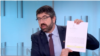 Snimak ekrana prilikom televizijskog gostovanja Radomira Lazovića iz ZLF-a u kome pokazuje dokument Ministarstva građevine