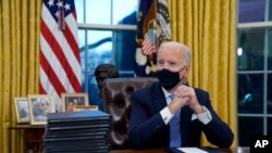 美國總統拜登(Joe Biden)2021年1月20日就職當日在白宮工作（美聯社）