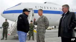 Bộ trưởng Quốc phòng Hoa Kỳ Leon Panetta nói chuyện với Đại tá Không quân James Jacobson khi ông đến căn cứ Manas hôm 13/3/12