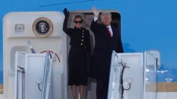 Bivši predsednik Donald Tramp i prva dama Melanija Tramp mašu pristalicama koje su došle da ih isprate dok se ukrcavaju u predsednički avion Er Fors 1 u vazdušnoj bazi Endruz u Merilendu, u sredu 20. januara 2021, dan kada je Trampu u podne istekao predsednički mandat.