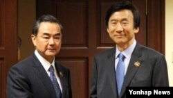 왕이 중국 외교부(왼쪽)과 윤병세 한국 외교부장관 지난해 6월 브루나이에서 회담에 앞서 악수하고 있다. (자료사진)