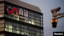 商湯集團在上海的辦公樓與附近的監控攝像頭 （2021年12月13日）