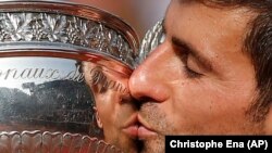 Đoković ljubi trofej koji mu je izmicao tolike godine
