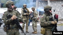 Pripadnici KFOR-a na prelazu Jarinje (Foto: Reuters)