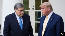 ARHIVA: Sekretar za pravosuđe Bil Bar i predsednik Donald Tramp ispred Bele kuće 11. jula 2019. 