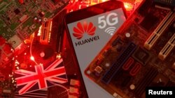 在一塊電腦母版上的英國國旗和有著華為與5G網絡標識的手機。（2020年1月29日）
