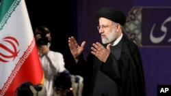ابراهیم رئیسی پس از شرکت در یک کنفرانس خبری در تهران - ۲۵ اردیبهشت ۱۴۰۰