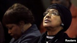 Vini Madikiziela-Mandela, bivša žena bivšeg južnoafričkog predsednika Nelsona Mandele i ćerka Zindzi na molitvi za Mandelu u crkvi u Johanesburgu.