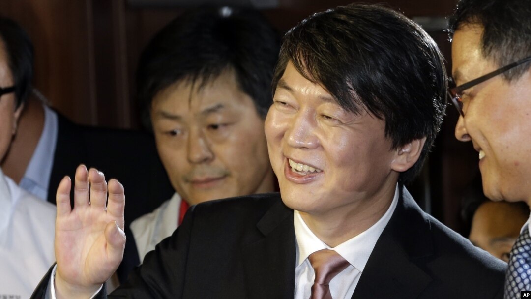 Ahn Cheol-soo, the founder of Seoul-based antivirus maker AhnLab, waves as he arrives for a press conference in Seoul, South Korea, Sept. 19, 2012.