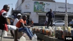 Abathengisa imithi yendulo eyezihlala ezithaladeni eHarare