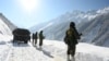 རྒྱ་གར་དམག་མི་རྣམས་ཟོ་ཇི་ལ་ལ་འགྲམ་གྱི་ལམ་ཞིག་ཏུ། 