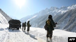 རྒྱ་གར་དམག་མི་རྣམས་ཟོ་ཇི་ལ་ལ་འགྲམ་གྱི་ལམ་ཞིག་ཏུ། 