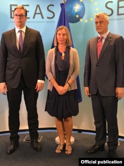Predsednik Srbije Aleksandar Vučić, visoka predstavnica EU za spoljnu politiku i bezbednost Federika Mogerini i predsednik Kosova Hašim Tači, nakon sastanka delegacija Beograda i Prištine u Briselu, 24. juna 2018.