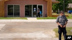 Petugas keamanan tampak berjaga di luar klinik Planned Parenthood di Pittsburg, Kansas, pada 10 September 2024. (Foto: AP/Charlie Riedel)