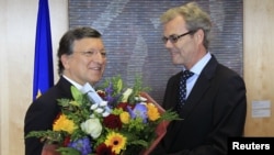 Predsednik Evropske komisije Žoze Manuel Baroso prima cveće od norveškog ambasadora pri Evropskoj uniji, Atlea Laikvola