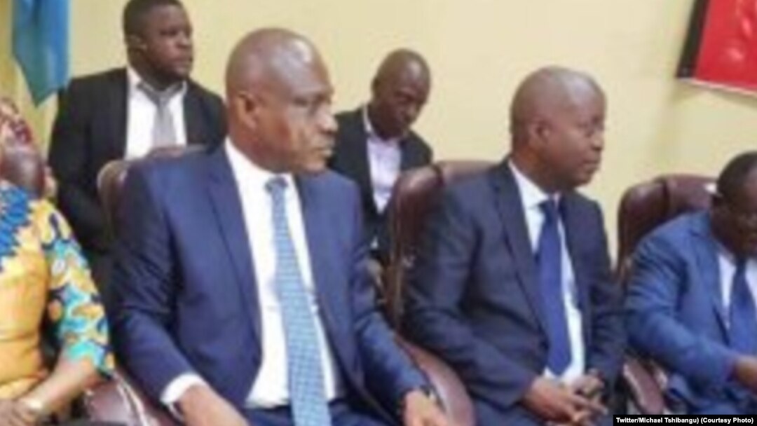 Martin Fayulu (2e na G) na molongani wa ye (1ère na G), Adolph Muzito (3e) na Valentin Mubake ya UDPS/Peuple, na 4e Convention ya Dynamique ya opposition, Kinshasa, 27 août 2019. (Twitter/Michael Tshibangu)