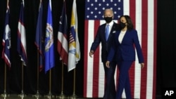 Demokratski predsednički kandidat Džo Bajden i kandidatkinja za potpredsednicu Kamala Haris na konferenciji za novinare u srednjoj školi u Vilmingtonu, u Delaveru, 12. avgust 2020. (Foto: AP Photo/Carolyn Kaster)