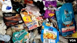 Sejumlah sampah plastik kemasan produk asal luar negeri yang ada di Mojokerto (foto: Petrus Riski/VOA).