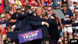 Republikanski predsjednički kandidat Donald Tramp posle atentata na mitingu u Pensilvaniji Foto: (Rebecca DROKE / AFP) 