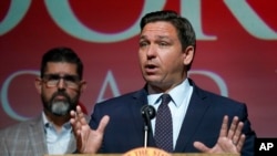 ARHIVA - Guverner Floride Ron DeSantis.