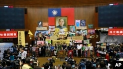 台灣與中國的服貿協議曾引發“太陽花學運”，抗議者佔領立法院。（美聯社資料圖）