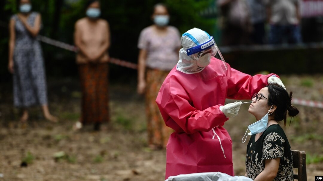ရန်ကုန်မြို့ရှိ Quarantine စင်တာတခုမှာ Covid 19 ရောဂါ ရှိ၊ မရှိ swab နမူနာယူ စစ်ဆေးပေးနေတဲ့ ကျန်မာရေးဝန်ထမ်းတဦး။ (အောက်တိုဘာ ၁၆၊ ၂၀၂၀)