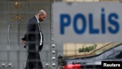 Pripadnici obezbeđenja ispred saudijskog konzulata u Istanbulu