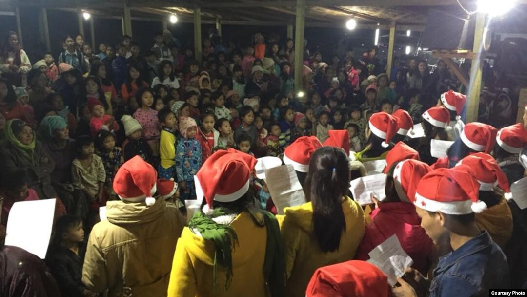 ကချင်ပြည်နယ် စစ်ရှောင်စခန်းတခုက ဆုတောင်ပွဲတခုမြင်ကွင်း (ဓာတ်ပုံ - KBC Kachin) 