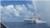 资料照片:一艘中国海警船驶近在南中国海斯卡伯勒礁(黄岩岛)附近捕鱼的菲律宾渔船 (美联社2015年9月23日)
