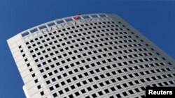 Halkbank, 2019 yılında New York Güney Bölgesi Federal Mahkemesi’nde devam eden Rıza Sarraf davasına sanık olarak eklendi. Halkbank, 15 Ekim 2019 tarihinde aleyhine hazırlanan iddianamede Sarraf ile, ABD’nin İran’a karşı yaptırımlarını delmekle suçlandı. 