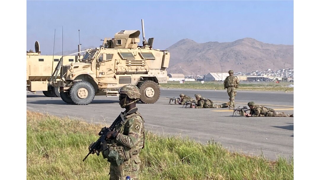 美軍士兵守衛在阿富汗的喀布爾國際機場。 (2021年8月16日)