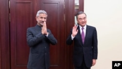 资料照片：2020年9月10日，印度外交部长苏杰生（左）和中国外交部长王毅在莫斯科举行的上海合作组织（SCO）外长会议期间合影。（新华社照片由美联社提供）