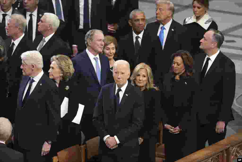Presidente Joe Biden e primeira-dama Jill Biden, a vice-Presidente Kamala Harris e o segundo cavalheiro Douglas Emhoff, os antigos Presidentes Bill Clinton, George W Bush e Barack Obama, a ex Secretária de Estado Hillary Clinton e a ex-primeira-dama Laura Bush, o Presidente eleito Donald Trump e a próxima primeira-dama Melania Trump assistem ao funeral de Estado do ex-Presidente Jimmy Carter na Catedral Nacional de Washington, a 9 de janeiro de 2025.