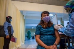 Seorang ibu hamil menerima vaksin Sinovac di Indonesia, 19 Agustus 2021, saat program percepatan vaksinasi. (Foto: AFP/Juni Kriswanto)
