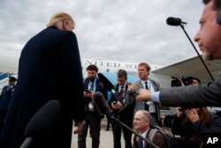 Predsednik Donald Tramp sluša pitanje o nestalom saudojskom novinaru Džamaku Kapogiju nakon sletanja na aerodrom u Sinsinatiju, 12. oktobra 2018, u Ohaju.