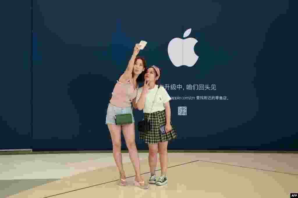 2018年8月16日,女子在北京一家购物中心里正在施工翻新的苹果商店前摆姿势拍照。中国的中央电视台在8月19日的报道中指责苹果应用商店中存在非法的、虚假的博彩应用程序,导致被欺骗的用户蒙受巨大损失,而苹果在清除违禁内容上拖拖拉拉。根据中国福利彩票发行管理规定,所有彩票只能通过实体店购买,凡声称能够通过应用程序或网站销售彩票的行为均属非法。有分析认为,此举突显北京再次打压各种形式的网上内容,从游戏到社交媒体和视频服务,也显示了在中国做生意的外国公司面临的困难。
